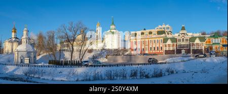 SERGIEV POSAD, RUSSIE - 05 JANVIER 2024 : tôt le matin d'hiver de la Sainte Trinité Sergius Lavra (panorama). Sergiev Posad. Région de Moscou, Russie Banque D'Images