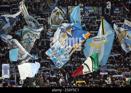 Rome, Italie 28.12.2024 : drapeaux des supporters du Lazio lors du championnat italien de football Serie A Enilive 2024-2025 match SS Lazio vs Atalanta Bergamasca Banque D'Images
