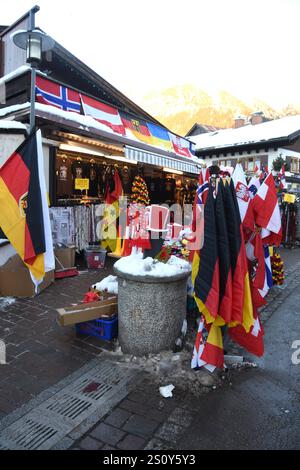 Nebelhorn Bahn Gleiter Bahnhof Kurpark informations internationale Fahnen Hintergrund Nebelhorn Massiv. Souvenir stand Besucher Kurpark Pavallion Christbaun vor Muesum Bergson Museum Altes Rathaus St Johann Baptist Kirche Oberrstdorf 29.12.2024 Oberstdorf *** Nebelhorn téléphérique planeur gare Kurpark information international drapeaux arrière-plan massif Nebelhorn souvenir Stand visiteur Kurpark Pavallion Christbaun devant Muesum Bergson Museum Altes Rathaus St Johann Baptist Kirche Oberrstdorf 29 12 2024 Oberstdorf Banque D'Images