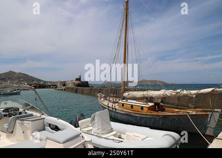 Vue sur le port depuis le village de Naoussa sur l'île des Cyclades de Paros-Grèce Banque D'Images