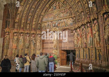 LaGuardia, Espagne - 28 décembre 2024 : entrée portique de l'église catholique Santa Maria de los Reyes, Laguardia, Alava Banque D'Images