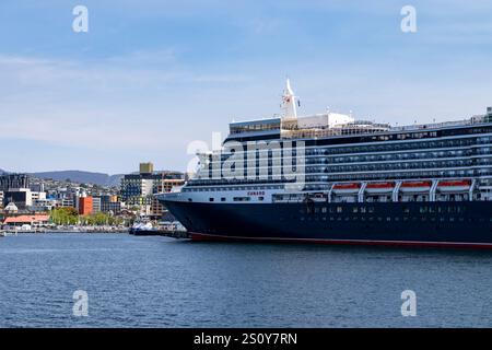 Navire de croisière Cunard Queen Elizabeth dans le port le long du terminal de croisière Hobart Macquarie Wharf, Hobart, Tasmanie, Australie, 2024 Banque D'Images