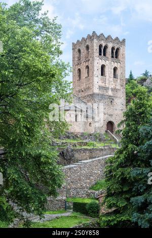 Tour de l'église du monastère Saint Martin du Canigou dans les Pyrénées françaises, Roussillion, France Banque D'Images