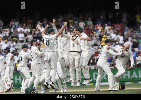 MELBOURNE AUSTRALIE. 30 décembre 2024. L'Australie célèbre après avoir remporté la victoire sur l'Inde le jour 5 du quatrième test du Australia vs India test Cricket au Melbourne Cricket Ground, Melbourne, Australie le 30 décembre 2024. Crédit : Karl Phillipson/Alamy Live News Banque D'Images