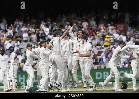 MELBOURNE AUSTRALIE. 30 décembre 2024. L'Australie célèbre après avoir remporté la victoire sur l'Inde le jour 5 du quatrième test du Australia vs India test Cricket au Melbourne Cricket Ground, Melbourne, Australie le 30 décembre 2024. Crédit : Karl Phillipson/Alamy Live News Banque D'Images