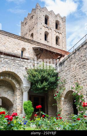 Monastère Saint Martin du Canigou dans les Pyrénées françaises, Roussillion, France Banque D'Images