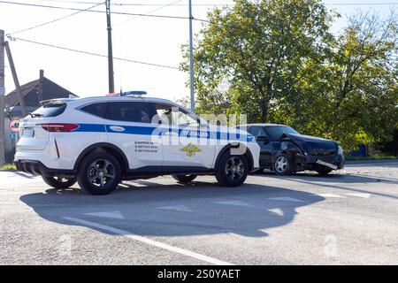 Maykop, Russie - 22 octobre 2024 : une voiture de police à côté d'une voiture naufragée qui a été impliquée dans un accident un matin ensoleillé d'automne Banque D'Images