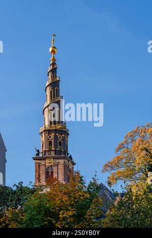 Copenhague, Danemark - Vor Frelsers Kirke spire contre le ciel bleu Banque D'Images