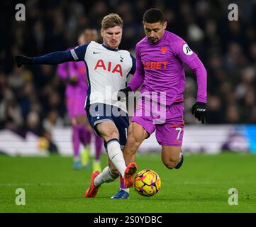 Londres, Royaume-Uni. 29 décembre 2024. Londres, Angleterre - 2024 29 décembre : André des Wolverhampton Wanderers (à droite) est affronté par Timo Werner de Tottenham Hotspur (à gauche) lors du match de premier League 2024/25 entre Tottenham Hotspur FC et Wolverhampton Wanderers au Tottenham Hotspur Stadium le 29 décembre 2024 à Londres, Angleterre. (Photo de David Horton/SPP) (David Horton/SPP) crédit : photo de presse SPP Sport. /Alamy Live News Banque D'Images