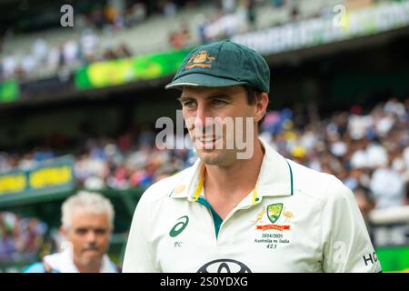 MELBOURNE AUSTRALIE. 30 décembre 2024. Sur la photo : le capitaine australien Pat Cummins de Winning Side Australia après la conclusion du quatrième test entre l'Australie et l'Inde test Cricket au Melbourne Cricket Ground, Melbourne, Australie le 30 décembre 2024. Crédit : Karl Phillipson/Alamy Live News Banque D'Images