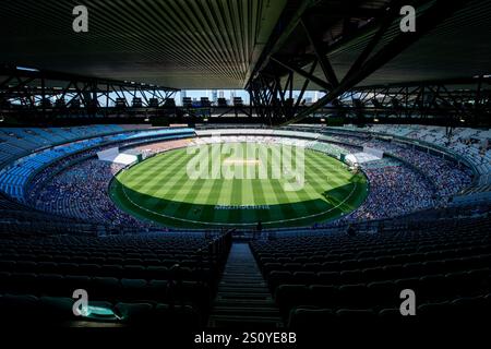 MELBOURNE AUSTRALIE. 30 décembre 2024. Une vue aérienne super large depuis le haut des tribunes au début du jour 5 du quatrième test du Boxing Day du Australia vs India test Cricket au Melbourne Cricket Ground, Melbourne, Australie, le 30 décembre 2024. Crédit : Karl Phillipson/Alamy Live News Banque D'Images