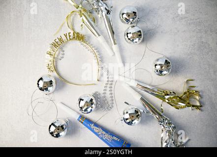 Accessoires de fête de la Saint-Sylvestre avec des faiseurs de bruit, des boules disco, Banque D'Images