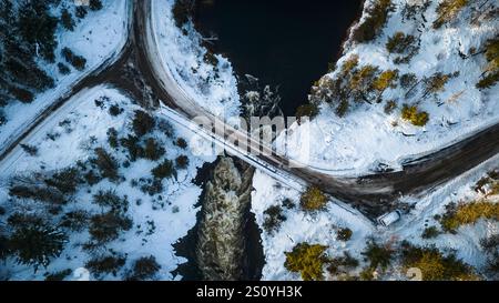 Vue aérienne hivernale des rapides et du pont de Secord Falls, Sudbury No Banque D'Images