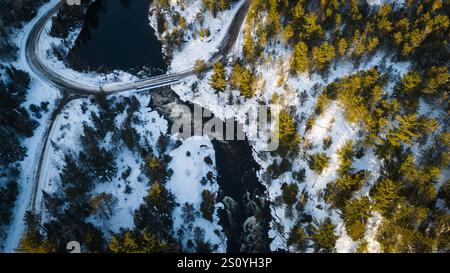 Vue aérienne de la fourgonnette sur Snowy Road à Secord Falls Rapids, Sudbury Banque D'Images