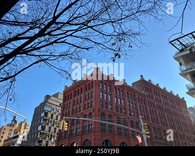 Bâtiment historique en briques rouges sous un ciel bleu clair à Manhattan Banque D'Images