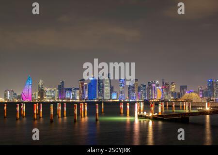 Belle vue sur Doha Skyline depuis Corniche Doha Qatar Banque D'Images