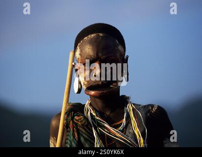 Portrait d'une femme Suri pris le long de la rivière Kibish dans la basse vallée de l'Omo en Ethiopie. Banque D'Images