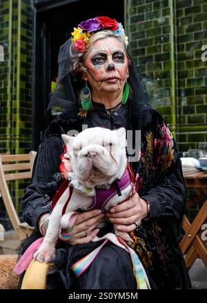 Participant avec chien dans la tenue d'Halloween à la célébration du jour des morts, Columbia Road, Londres, Royaume-Uni Banque D'Images