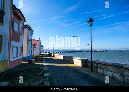 Rue typique dans le village d'Alcochete au Portugal Banque D'Images
