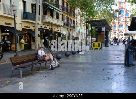 Avinguda de Gaudí est une ligne de rue remarquable avec des restaurants, des cafés et des boutiques. Barcelone, Espagne. Banque D'Images