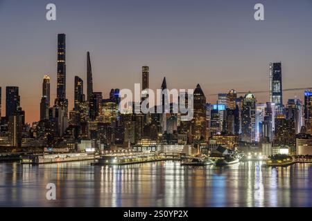 L'horizon de Midtown Manhattan à New York à l'aube avec les tours de crayon de Billionaires Row Banque D'Images