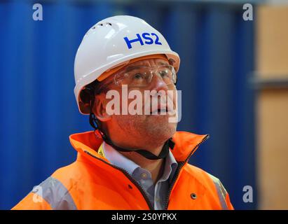 Photo du dossier datée du 02/12/24 du PDG de HS2, Mark Wild, visitant le site du box de la station Old Oak Common pendant les préparatifs en vue de l'achèvement du tunnel HS2 de 4,5 milles jusqu'à London Euston. HS2 est dans une «situation très grave» et a besoin d'une «réinitialisation fondamentale», a averti le nouveau patron de la société qui construit le chemin de fer à grande vitesse. M. Wild, directeur général de HS2 Ltd, a déclaré qu'il s'engageait à garantir l'ouverture "sûre et efficace" du chemin de fer. Date d'émission : lundi 30 décembre 2024. Banque D'Images