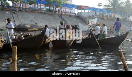 Bateaux-taxis qui attendent des passagers sur les rives du fleuve Buriganga à Dhaka, au Bangladesh. Banque D'Images