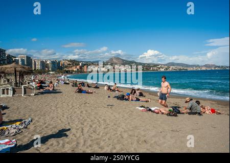 Malaga, Espagne, grande foule de gens, touristes, bronzer sur la scène de plage, profiter du temps de printemps Banque D'Images