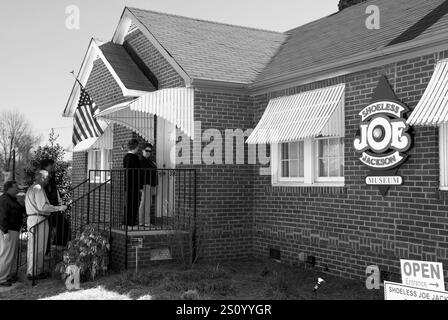 Touristes visitant le musée Shoeless Joe Jackson et la maison à Greenville, Caroline du Sud, qui est un hommage au joueur de baseball légendaire. Banque D'Images