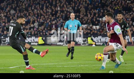 Londres, Royaume-Uni. 29 décembre 2024. Mohamed Salah de Liverpool marque le 3ème but de son équipe. Premier League match, West Ham Utd v Liverpool au London Stadium, Queen Elizabeth Olympic Park à Londres le dimanche 29 décembre 2024. Cette image ne peut être utilisée qu'à des fins éditoriales. Usage éditorial exclusif photo par Sandra Mailer/Andrew Orchard photographie sportive/Alamy Live News crédit : Andrew Orchard photographie sportive/Alamy Live News Banque D'Images