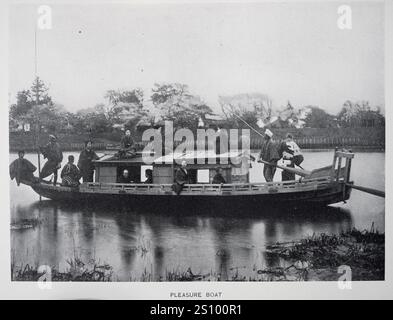 Histoire du Japon, Japonais voyageant en bateau de plaisance sur une rivière, photographie vintage du XIXe siècle Banque D'Images