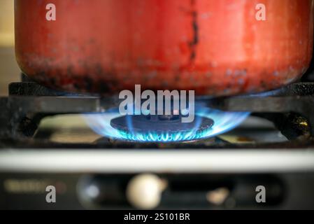 Cuisson à flamme bleue avec brûleur de cuisinière à gaz Banque D'Images