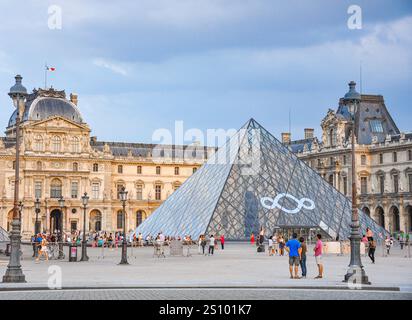 Le Louvre à Paris : Sommet de l'art et de l'histoire du monde, le musée le plus important de France et l'un des plus visités au monde Banque D'Images