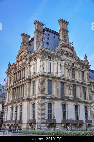 Le Louvre à Paris : Sommet de l'art et de l'histoire du monde, le musée le plus important de France et l'un des plus visités au monde Banque D'Images