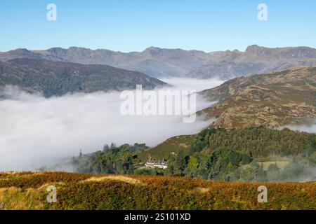 Un matin ensoleillé et lumineux sur Loughrigg est tombé avec une inversion de nuages créant une couche de brume sous les puits dans cet emplacement Lake District. Banque D'Images