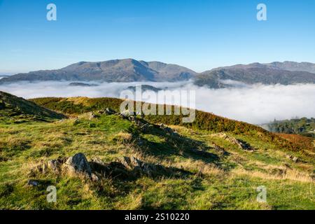 Un matin ensoleillé et lumineux sur Loughrigg est tombé avec une inversion de nuages créant une couche de brume sous les puits dans cet emplacement Lake District. Banque D'Images