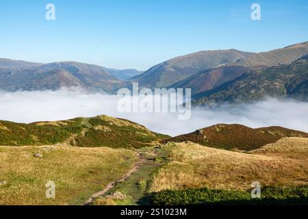 Un matin ensoleillé et lumineux sur Loughrigg est tombé avec une inversion de nuages créant une couche de brume sous les puits dans cet emplacement Lake District. Banque D'Images