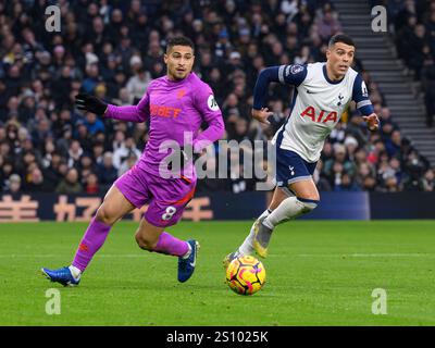 Londres, Royaume-Uni. 29 décembre 2024. Londres, Angleterre - 2024 29 décembre : Joao Gomes (à gauche) des Wolverhampton Wanderers se bat pour la possession avec Pedro Porro (à droite) de Tottenham Hotspur lors du match de premier League 2024/25 entre Tottenham Hotspur FC et Wolverhampton Wanderers au stade Tottenham Hotspur le 29 décembre 2024 à Londres, Angleterre. (Photo de David Horton/SPP) (David Horton/SPP) crédit : photo de presse SPP Sport. /Alamy Live News Banque D'Images