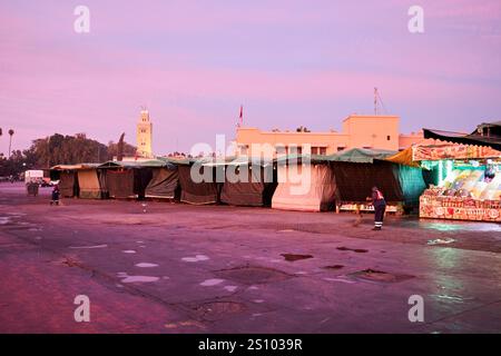 lever du soleil lumière tôt le matin sur la place jemaa el-fna vide marrakech, maroc Banque D'Images