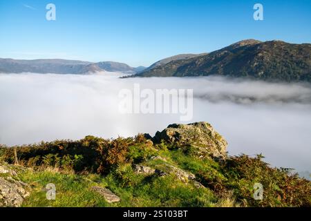 Un matin ensoleillé et lumineux sur Loughrigg est tombé avec une inversion de nuages créant une couche de brume sous les puits dans cet emplacement Lake District. Banque D'Images