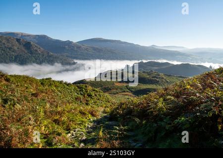 Un matin ensoleillé et lumineux sur Loughrigg est tombé avec une inversion de nuages créant une couche de brume sous les puits dans cet emplacement Lake District. Banque D'Images