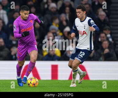 Londres, Royaume-Uni. 29 décembre 2024. Londres, Angleterre - 2024 décembre 29th : Joao Gomes des Wolverhampton Wanderers (à gauche) sous la pression de Brennan Johnson de Tottenham Hotspur (à droite) lors du match de premier League 2024/25 entre Tottenham Hotspur FC et Wolverhampton Wanderers au Tottenham Hotspur Stadium le 29 décembre 2024 à Londres, Angleterre. (Photo de David Horton/SPP) (David Horton/SPP) crédit : photo de presse SPP Sport. /Alamy Live News Banque D'Images