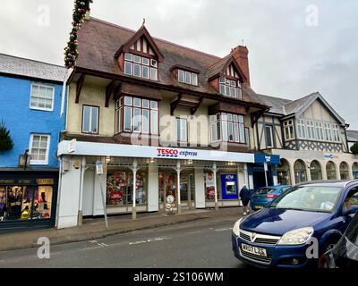 Tesco Express sur High Street à Cowbridge, Vale of Glamorgan, pays de Galles, Royaume-Uni. 13 décembre 2024. Banque D'Images