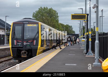 Merseyrail classe 777 batterie électrique multiple unit 777142 à la gare de Headbolt Lane, tout en fonctionnant sur batterie avec les passagers partant Banque D'Images