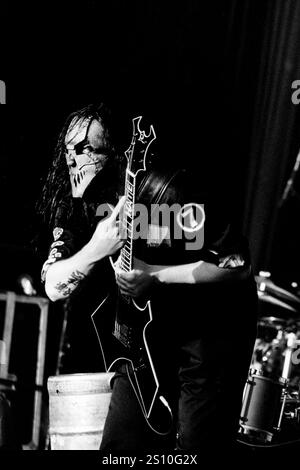 MICK THOMSON, SLIPKNOT, READING FESTIVAL, 2000 : une première photo du guitariste Mick Thomson (#7) de Slipknot jouant sur la scène principale au Reading Festival, Reading, Royaume-Uni lors d'une tournée britannique avec leur premier album éponyme 'Slipknot' le 27 août 2000. Photo : Rob Watkins. INFO : Slipknot Slipknot est un groupe de heavy metal américain formé en 1995, connu pour son son agressif, ses performances chaotiques et ses identités masquées distinctives. Avec des albums comme Iowa et Vol. 3 : The Subliminal Verses, ils sont devenus des icônes du genre nu-metal. Banque D'Images