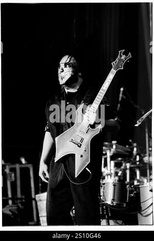 MICK THOMSON, SLIPKNOT, READING FESTIVAL, 2000 : une première photo du guitariste Mick Thomson (#7) de Slipknot jouant sur la scène principale au Reading Festival, Reading, Royaume-Uni lors d'une tournée britannique avec leur premier album éponyme 'Slipknot' le 27 août 2000. Photo : Rob Watkins. INFO : Slipknot Slipknot est un groupe de heavy metal américain formé en 1995, connu pour son son agressif, ses performances chaotiques et ses identités masquées distinctives. Avec des albums comme Iowa et Vol. 3 : The Subliminal Verses, ils sont devenus des icônes du genre nu-metal. Banque D'Images