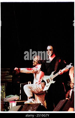 SLIPKNOT, READING FESTIVAL, 2000 : une première photo du chanteur Corey Taylor (#8) et du guitariste Mick Thomson (#7) de Slipknot jouant sur la scène principale au Reading Festival, Reading, Royaume-Uni lors d'une tournée britannique avec leur premier album éponyme 'Slipknot' le 27 août 2000. Photo : Rob Watkins. INFO : Slipknot Slipknot est un groupe de heavy metal américain formé en 1995, connu pour son son agressif, ses performances chaotiques et ses identités masquées distinctives. Avec des albums comme Iowa et Vol. 3 : The Subliminal Verses, ils sont devenus des icônes du genre nu-metal. Banque D'Images