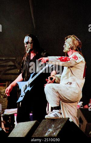 SLIPKNOT, READING FESTIVAL, 2000 : une première photo du chanteur Corey Taylor (#8) et du guitariste Mick Thomson (#7) de Slipknot jouant sur la scène principale au Reading Festival, Reading, Royaume-Uni lors d'une tournée britannique avec leur premier album éponyme 'Slipknot' le 27 août 2000. Photo : Rob Watkins. INFO : Slipknot Slipknot est un groupe de heavy metal américain formé en 1995, connu pour son son agressif, ses performances chaotiques et ses identités masquées distinctives. Avec des albums comme Iowa et Vol. 3 : The Subliminal Verses, ils sont devenus des icônes du genre nu-metal. Banque D'Images