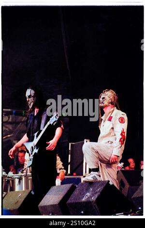 SLIPKNOT, READING FESTIVAL, 2000 : une première photo du chanteur Corey Taylor (#8) et du guitariste Mick Thomson (#7) de Slipknot jouant sur la scène principale au Reading Festival, Reading, Royaume-Uni lors d'une tournée britannique avec leur premier album éponyme 'Slipknot' le 27 août 2000. Photo : Rob Watkins. INFO : Slipknot Slipknot est un groupe de heavy metal américain formé en 1995, connu pour son son agressif, ses performances chaotiques et ses identités masquées distinctives. Avec des albums comme Iowa et Vol. 3 : The Subliminal Verses, ils sont devenus des icônes du genre nu-metal. Banque D'Images