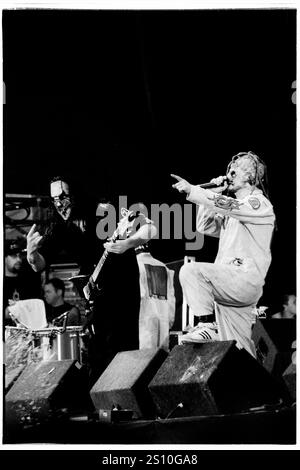 SLIPKNOT, READING FESTIVAL, 2000 : une première photo du chanteur Corey Taylor (#8) et du guitariste Mick Thomson (#7) de Slipknot jouant sur la scène principale au Reading Festival, Reading, Royaume-Uni lors d'une tournée britannique avec leur premier album éponyme 'Slipknot' le 27 août 2000. Photo : Rob Watkins. INFO : Slipknot Slipknot est un groupe de heavy metal américain formé en 1995, connu pour son son agressif, ses performances chaotiques et ses identités masquées distinctives. Avec des albums comme Iowa et Vol. 3 : The Subliminal Verses, ils sont devenus des icônes du genre nu-metal. Banque D'Images